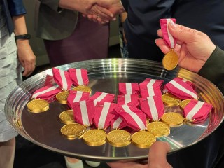 Zdjęcie artykułu Pracownicy Powiatowego Urzędu Pracy w Limanowej wyróżnieni przez Prezydenta RP